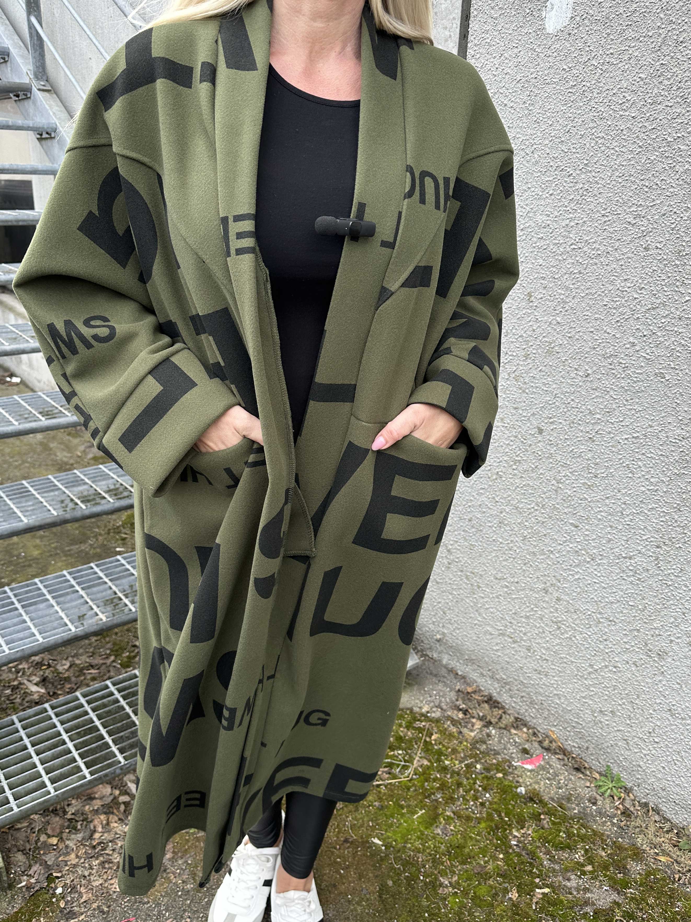 Annah Graphic - Oversized frakke med tydelige syninger og tekst